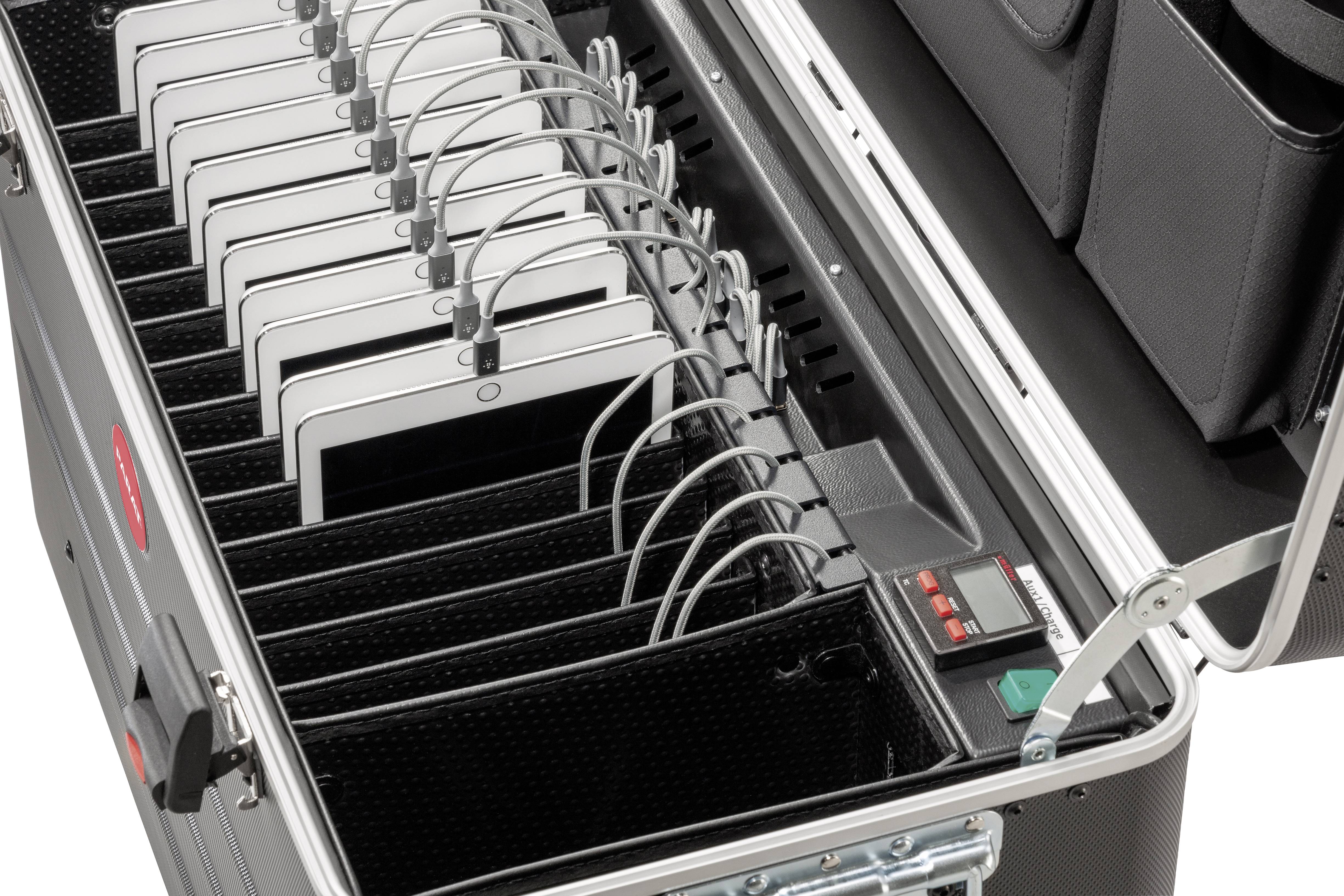 Walizka na tablety z wieloma tabletami ułożonymi w rzędach, które są ładowane. Walizka jest otwarta, widoczne są ładowarki.