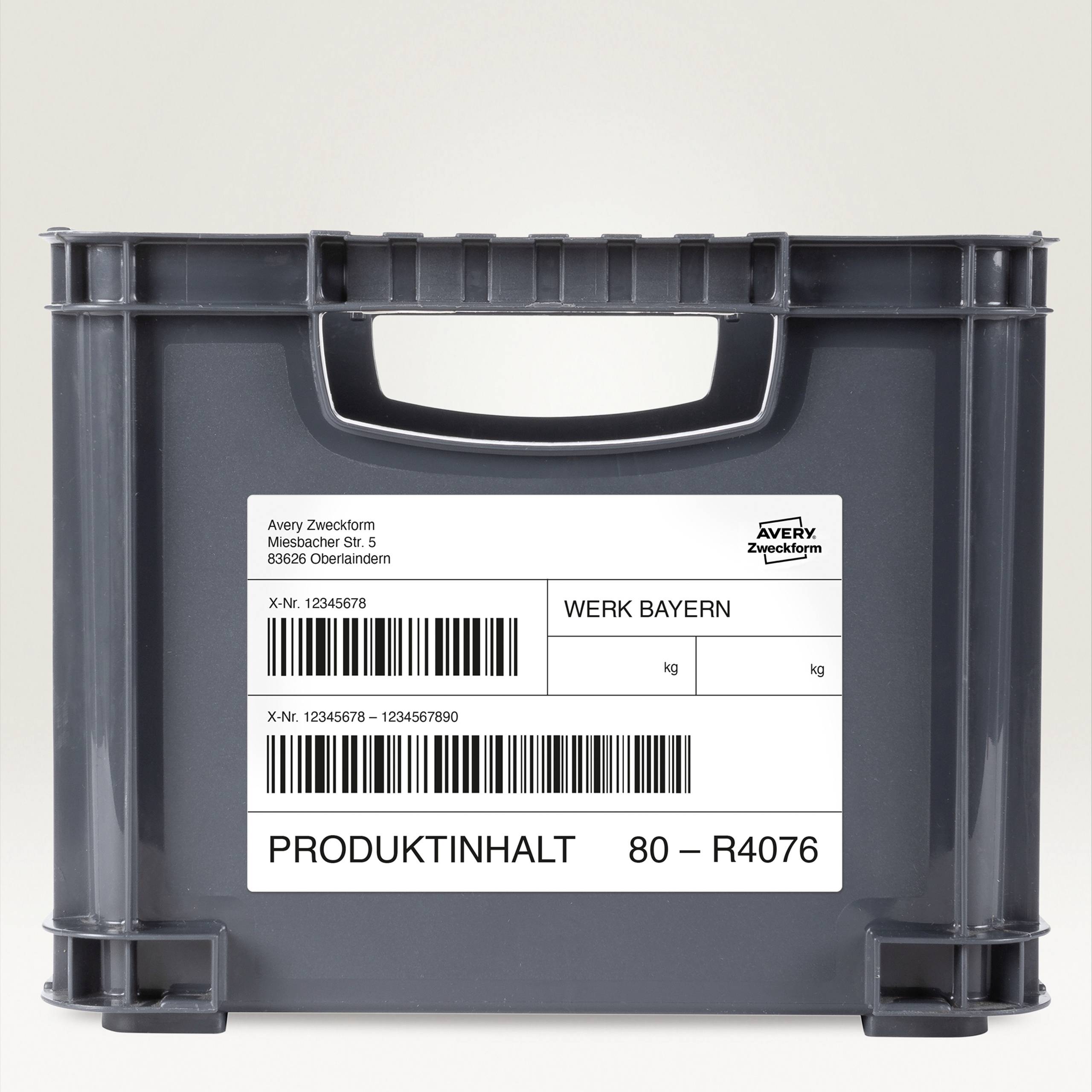 Szara plastikowa skrzynka z napisem: 'Werk Bayern', kodem kreskowym i numerem produktu. Adres producenta: Avery Zweckform, Oberlaindern.