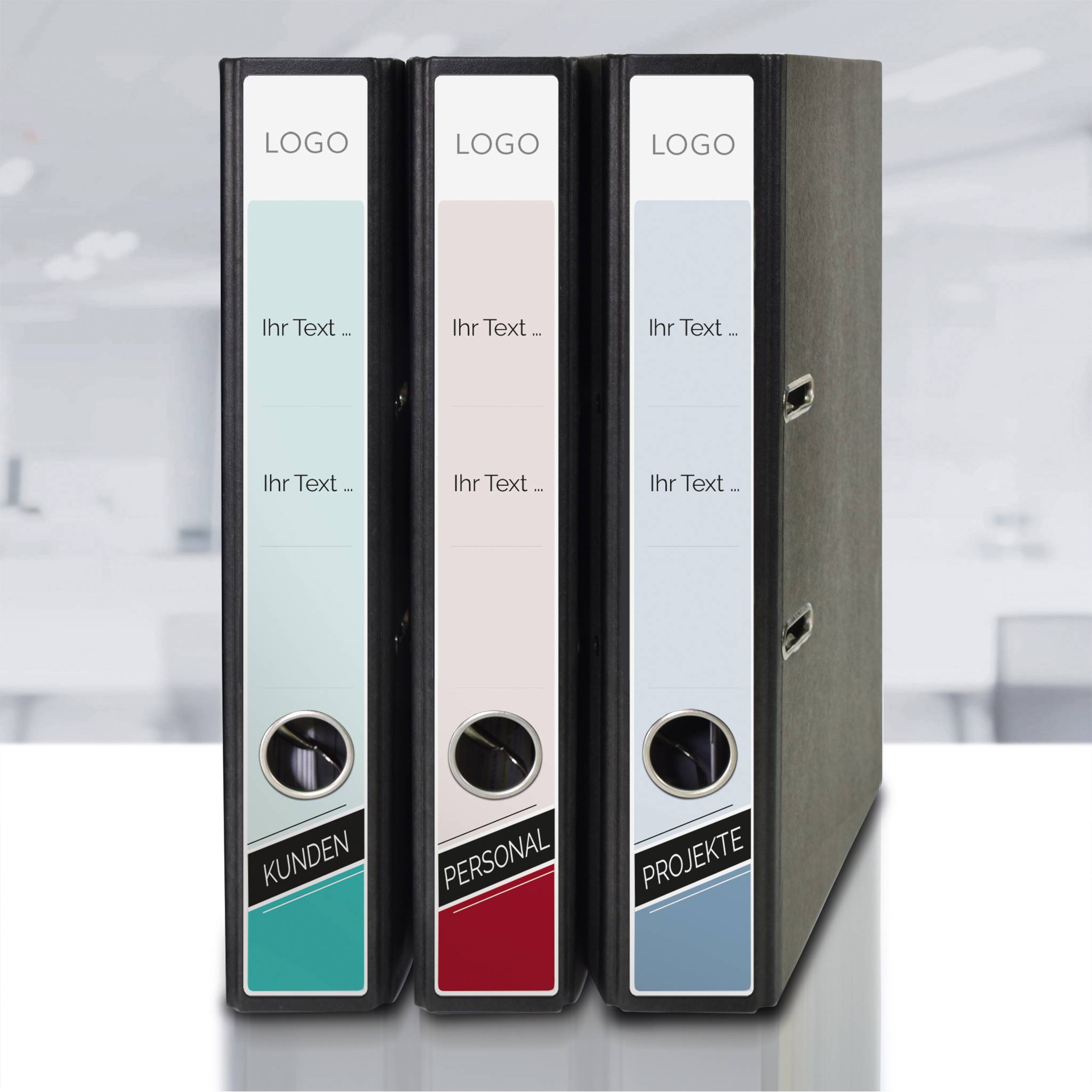 "Trzy segregatory stoją obok siebie: zielony z napisem „Klienci", różowy z „Personel", niebieski z „Projekty"."