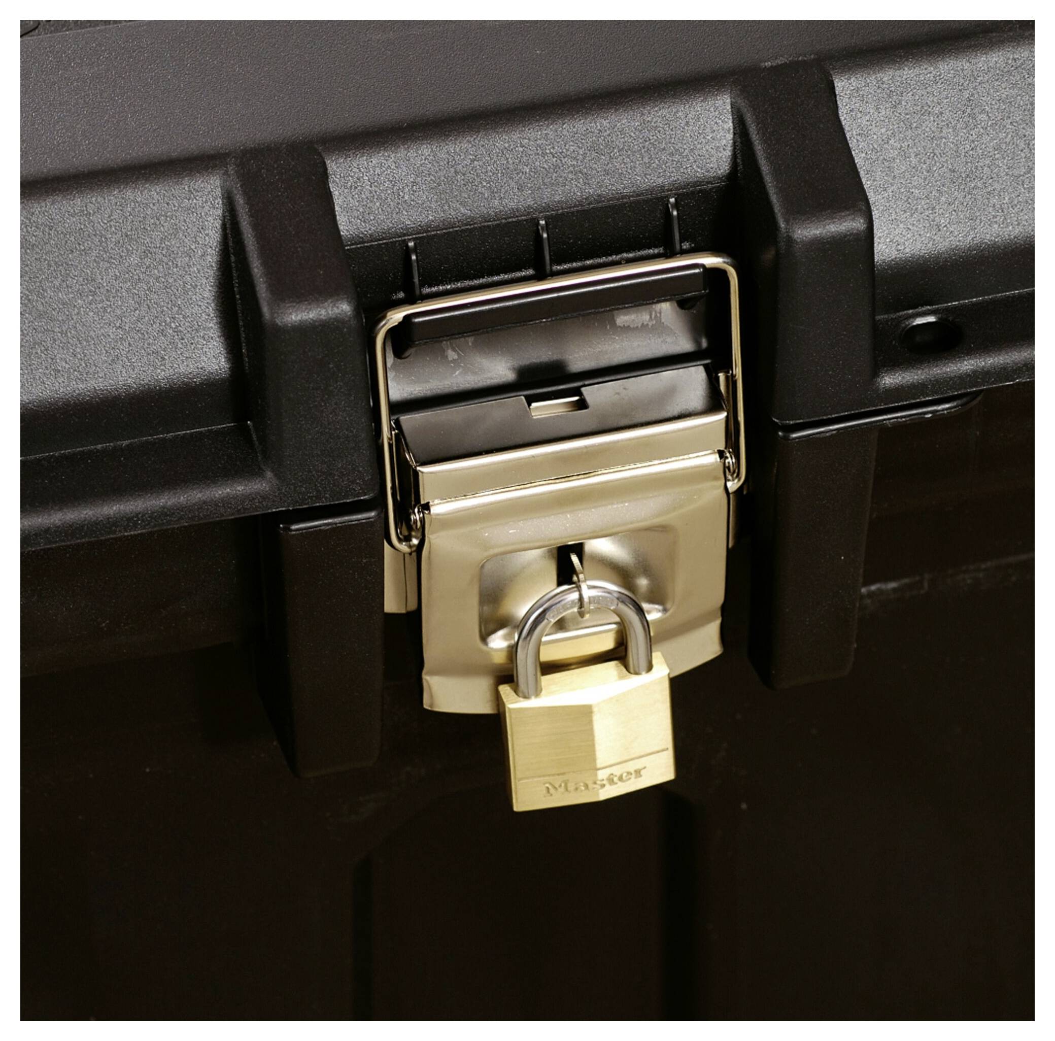 Czarny plastikowy kufer z złotą kłódką przy zamknięciu, która sygnalizuje bezpieczeństwo i ochronę.