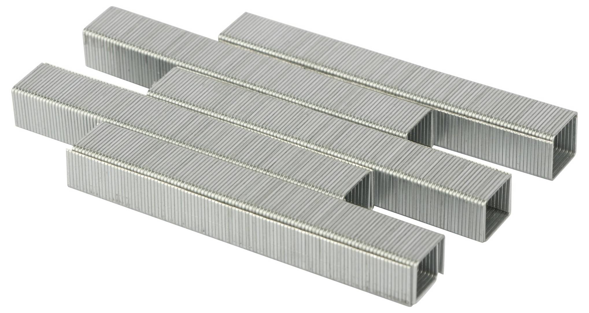 Spinacze biurowe ułożone w prostokątnych stosach na białym tle.