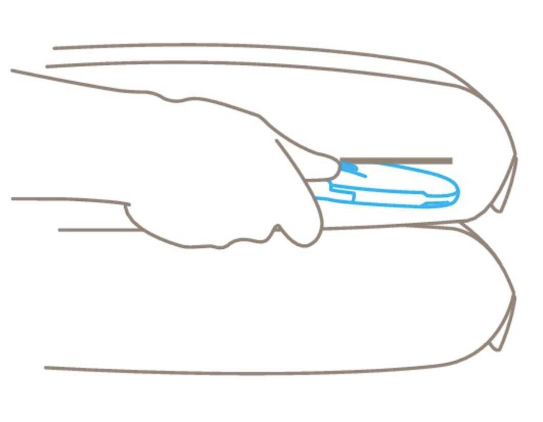 Diagram przedstawia palec wkładający pas bezpieczeństwa do zamka, aby go zabezpieczyć.