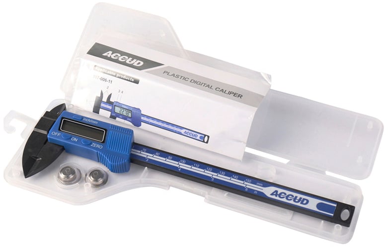 Niebieski cyfrowy suwmiarz z opakowaniem i bateriami zapasowymi. Opakowanie przedstawia zdjęcie suwmiarza i nosi nadruk 'Accud'.