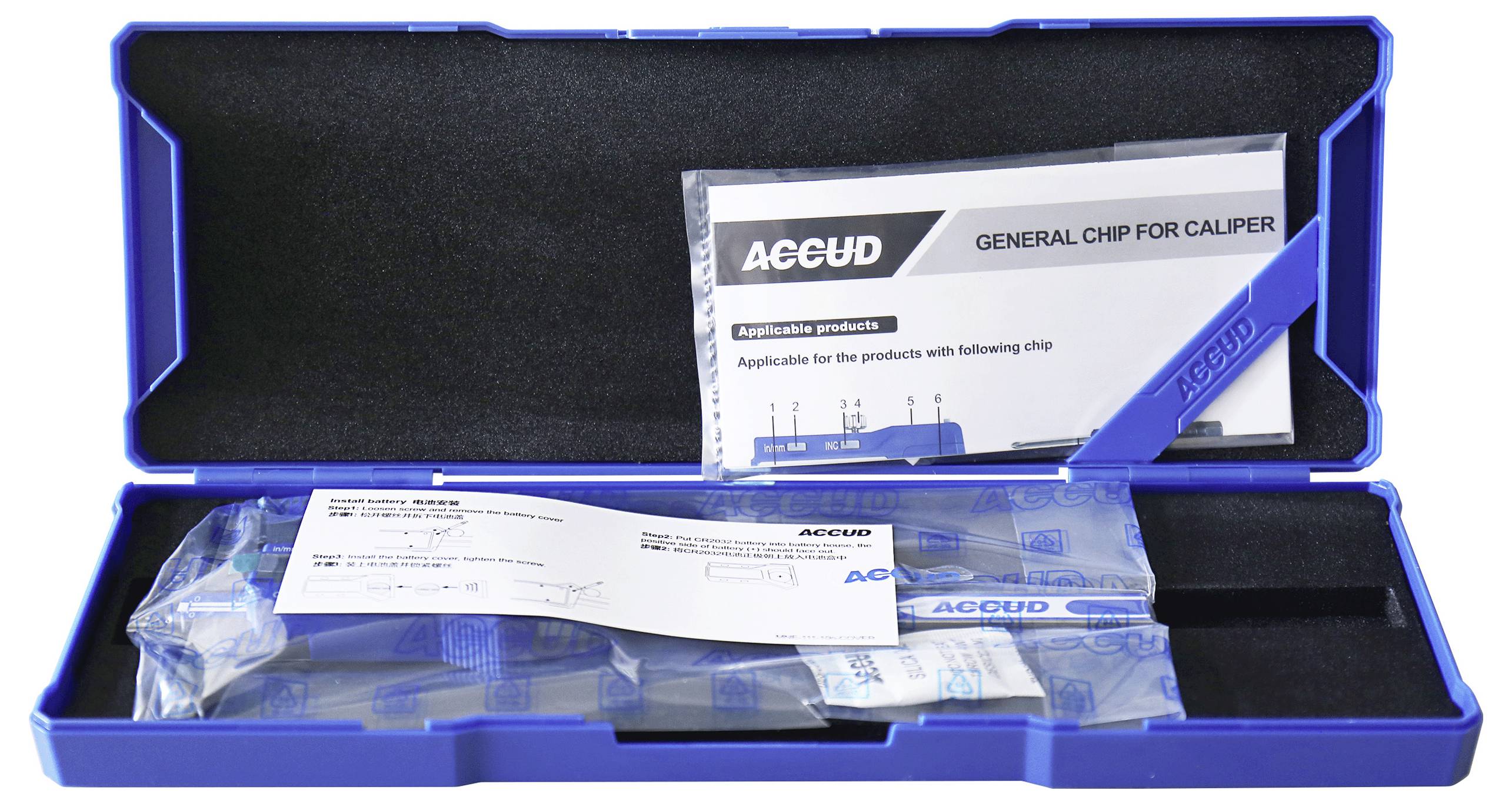 Niebieski kufer z suwmiarką i instrukcją firmy 'Accud'. Suwmiarka jest zapakowana w plastik.