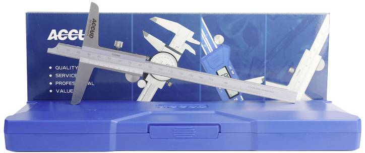 Suwmiarka ze stali nierdzewnej leży ukośnie na niebieskim opakowaniu z rysunkami technicznymi i logo 'Accu'.