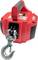 Czerwony elektryczny wyciąg linowy z czarną rękojeścią i srebrnym hakiem metalowym z przodu. Urządzenie służy do podnoszenia ciężkich ładunków.