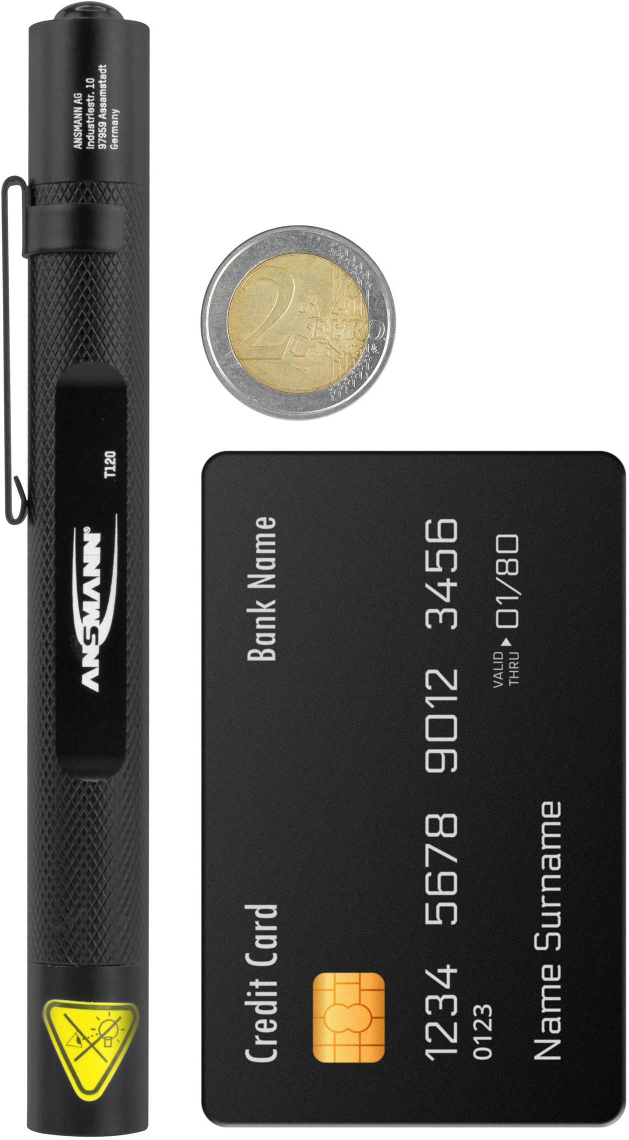 Latarka, moneta 2-euro i karta kredytowa przedstawione. Porównanie wielkości: latarka jest dłuższa niż karta. Karta posiada przykładowe numery.