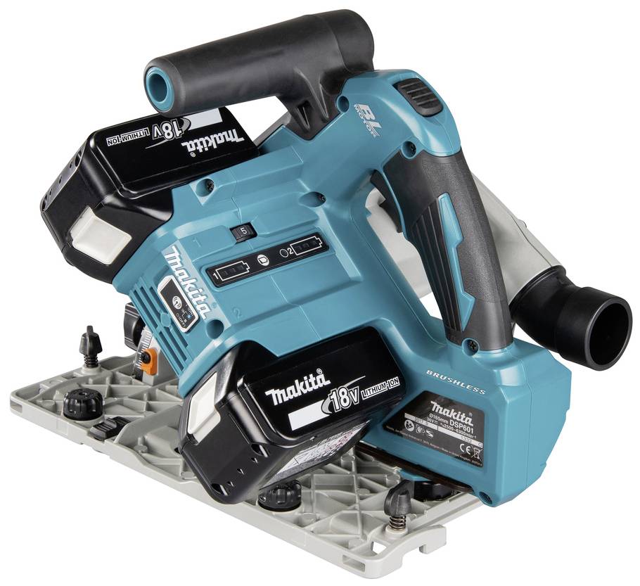 Akumulatorowa piła nurkowa w kolorach niebieskim i czarnym z logo Makita, wyposażona w dwie baterie i czarny uchwyt, umieszczona na szaro-białym tle.