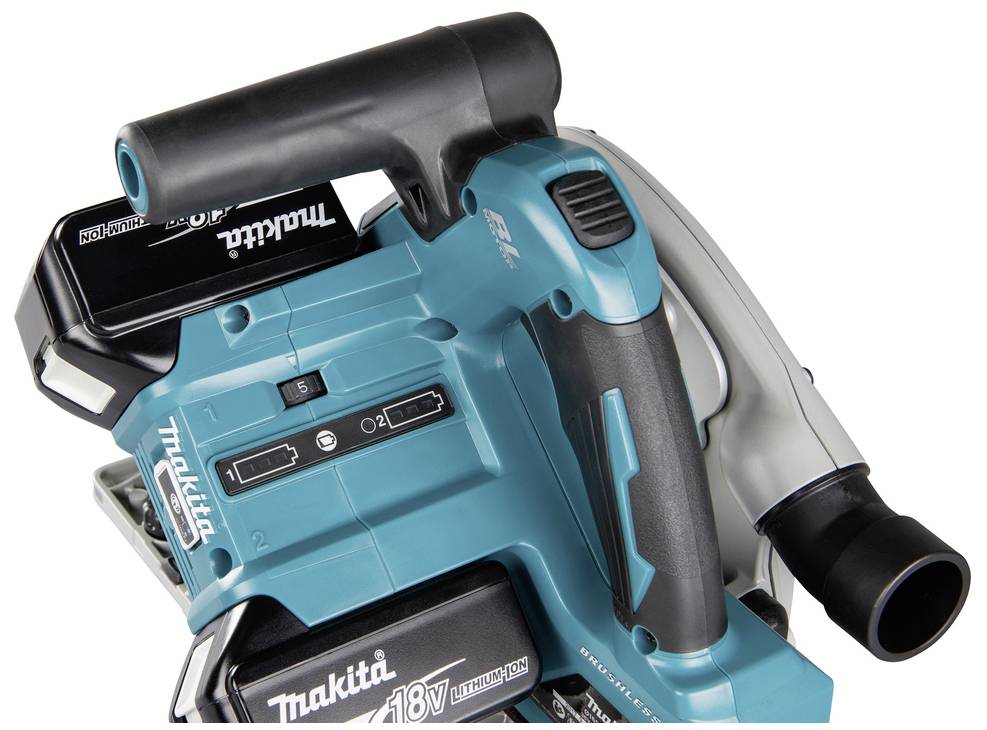 Akumulatorowa ręczna pilarka tarczowa w zbliżeniu. Urządzenie ma niebieską obudowę, czarny uchwyt i jest marki Makita.