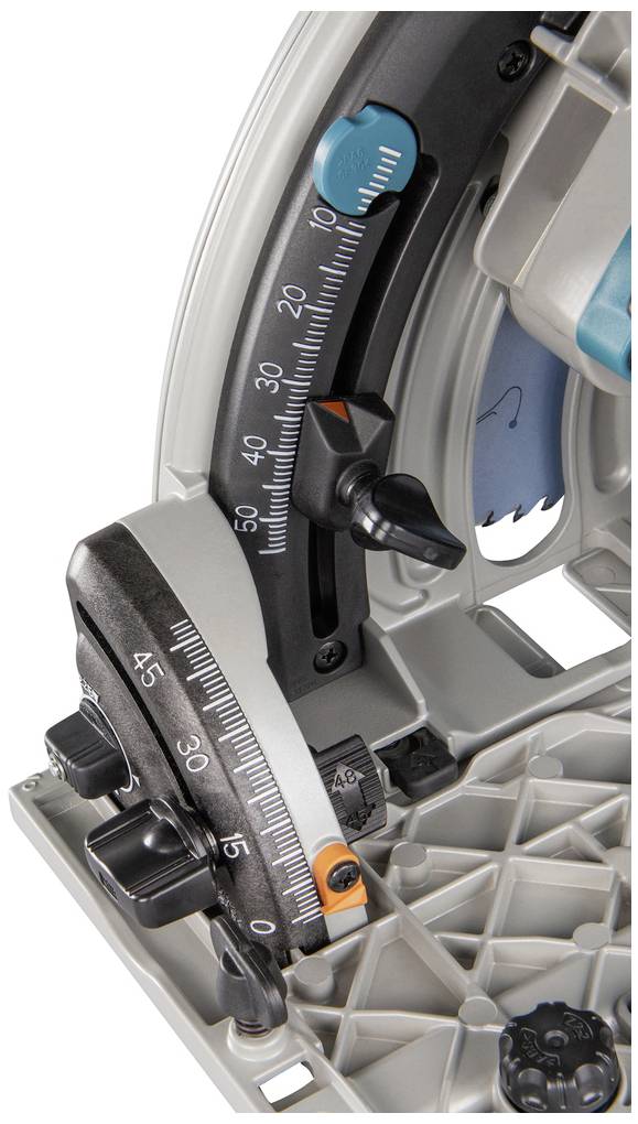 Zbliżenie piły ukośnej. Widoczne są ustawienia kąta i skala. Narzędzie leży na powierzchni roboczej.