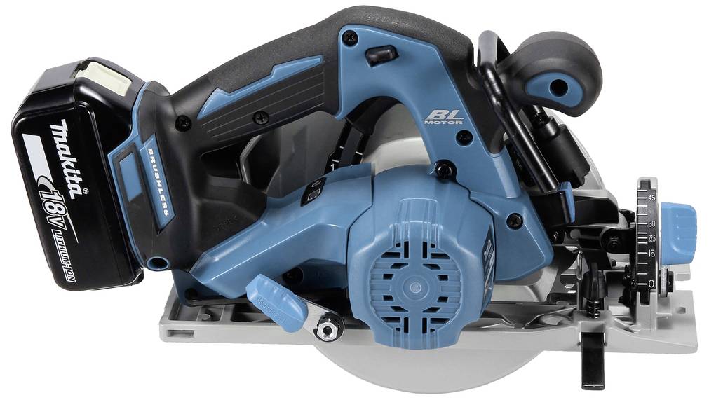 Akumulatorowa piła tarczowa Makita w kolorach niebieskim i czarnym, widok z boku. Posiada komorę na baterię 18V oraz precyzyjne pokrętło regulacyjne.