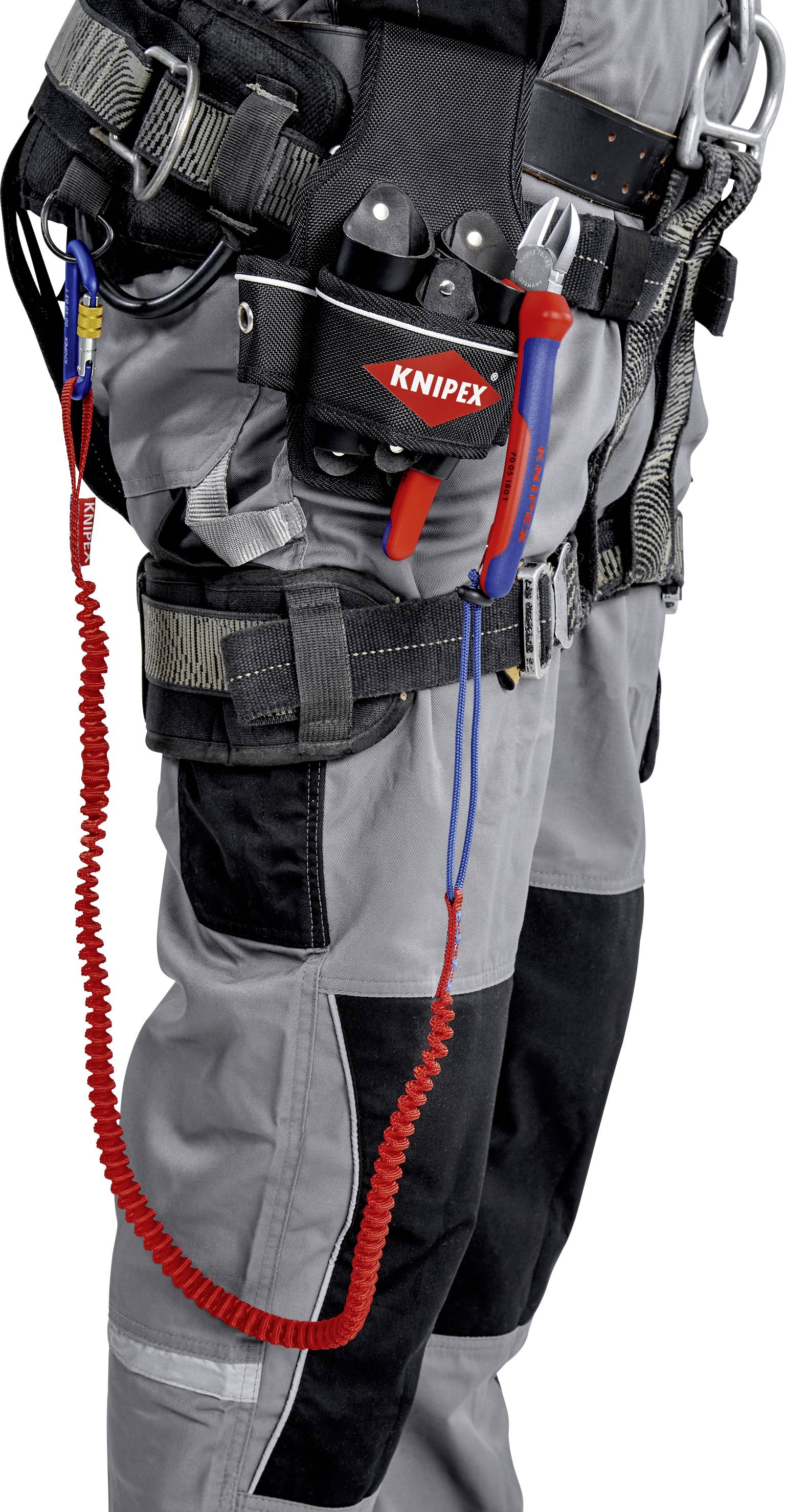 Technik nosi szary kombinezon ochronny z narzędziem KNIPEX zabezpieczonym na pasku.