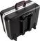Czarny, wysuwany kufer z uchwytem, wytrzymałą obudową i srebrną ramą. Odpowiedni do transportu sprzętu lub narzędzi.