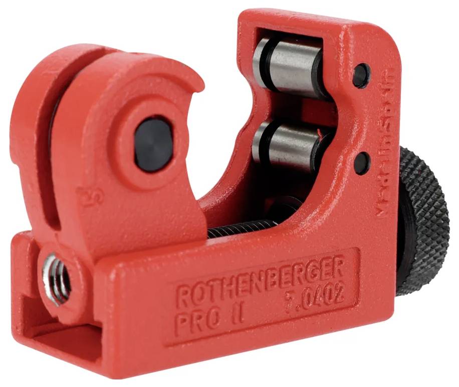 Czerwony obcinacz do rur wyposażony w dwie okrągłe ostrza i regulowaną gałkę. Zaprojektowany do precyzyjnego cięcia rur podczas prac hydraulicznych.