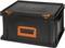 Czarna plastikowa skrzynka z czerwonym uchwytem i zamknięciami. Kwadratowy kształt, wytrzymała i możliwa do składowania. Odpowiednia do przechowywania.