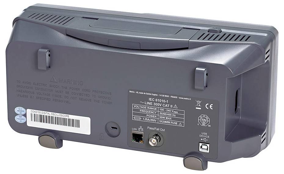 Widok z tyłu urządzenia elektronicznego z portami podłączeniowymi i etykietą ze specyfikacjami technicznymi, w tym napięciem i częstotliwością.