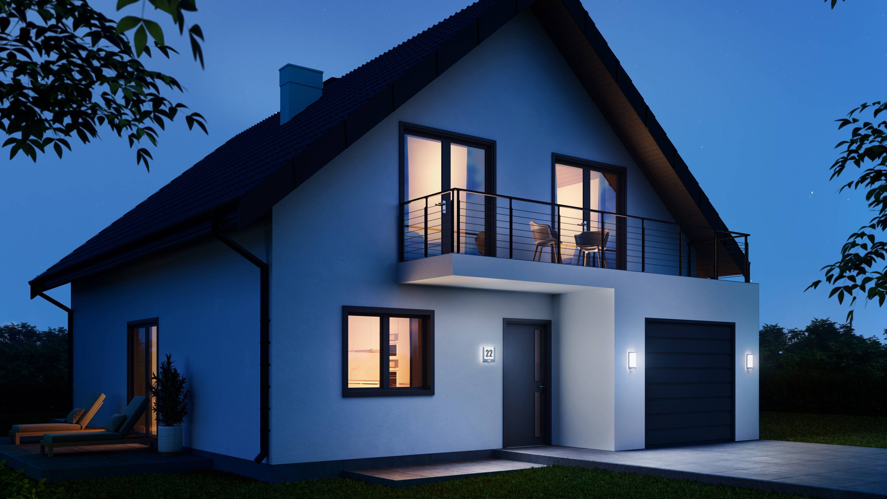 Dom o zmierzchu z oświetlonymi oknami i balkonem, otoczony drzewami.