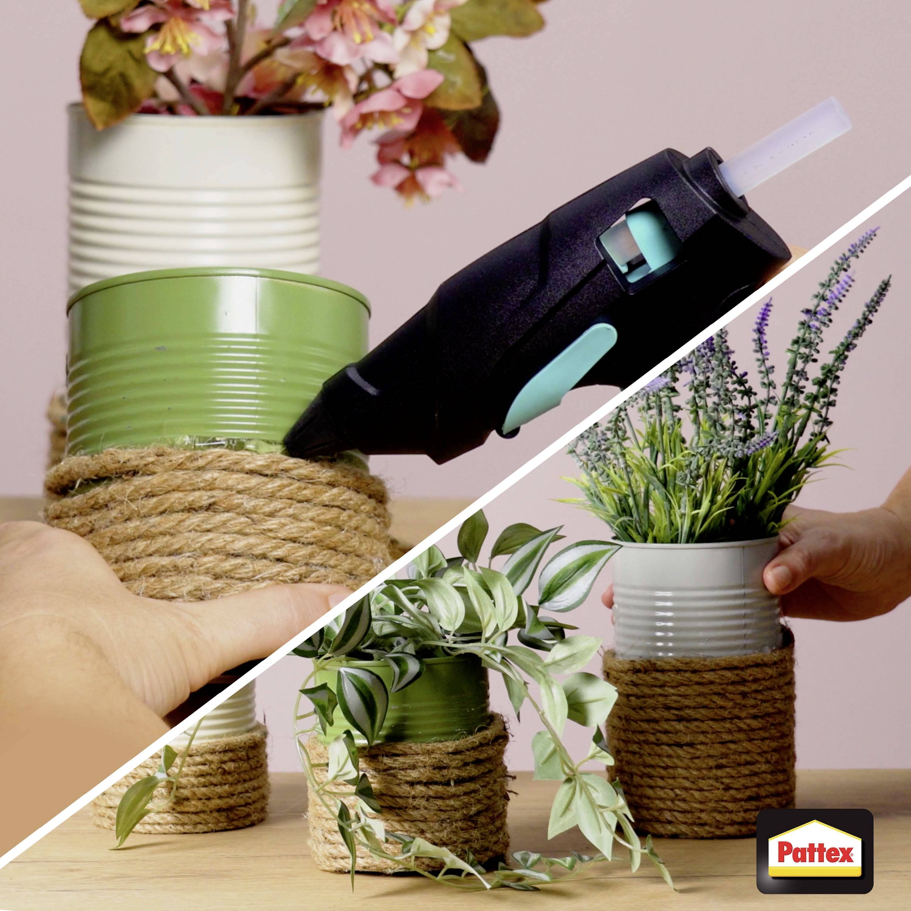 Ręce tworzą doniczkę DIY, owijając puszki sznurem jutowym za pomocą kleju, dodając rośliny do dekoracji, widoczne z pistoletem do kleju i logo Pattex.