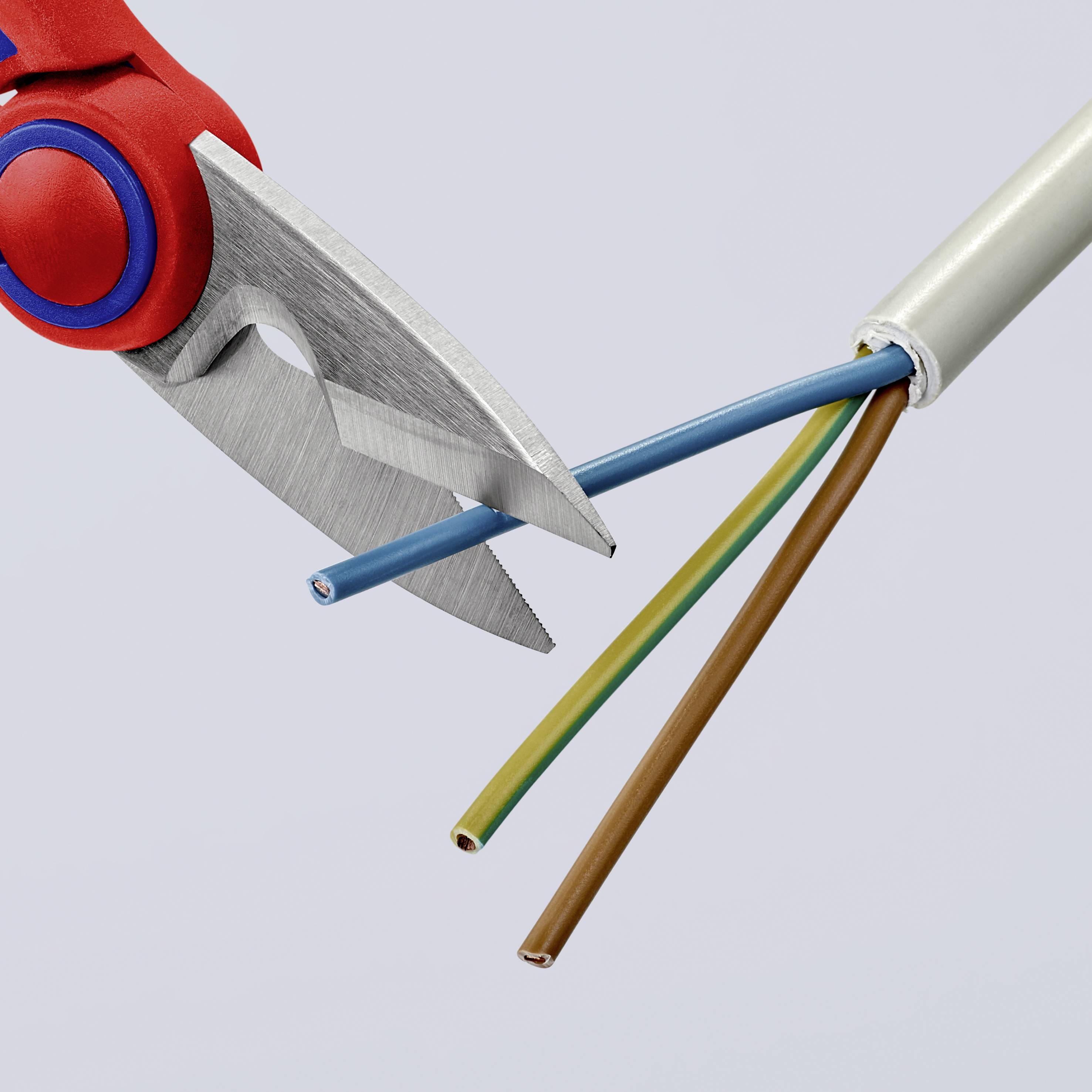 Szczypce do cięcia drutu przecinają kabel z izolowanymi przewodami w kolorach niebieski, żółto-zielony i brązowy.