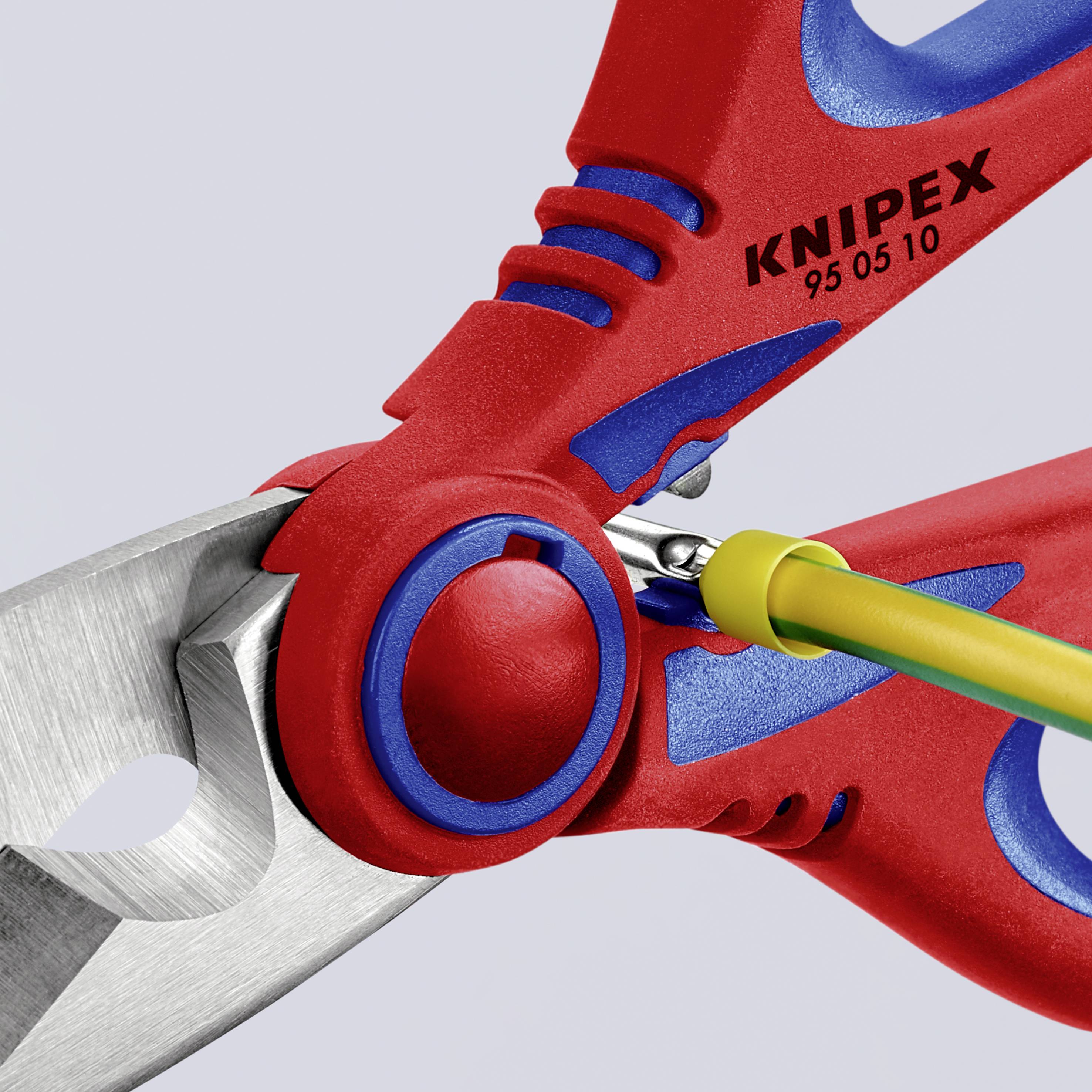 Czerwone, niebieskie szczypce do cięcia kabli firmy Knipex przecinają żółty kabel. Zbliżenie pokazuje ostre ostrza i ergonomiczny design.