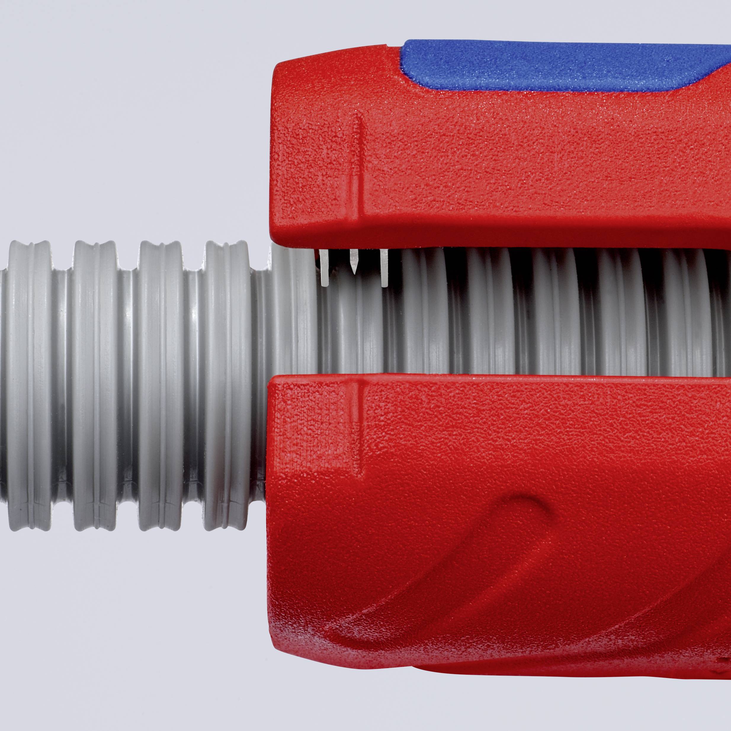 Szary, żebrowany króciec z czerwoną, nakładaną, obejmującą częścią wykonaną z tworzywa sztucznego.