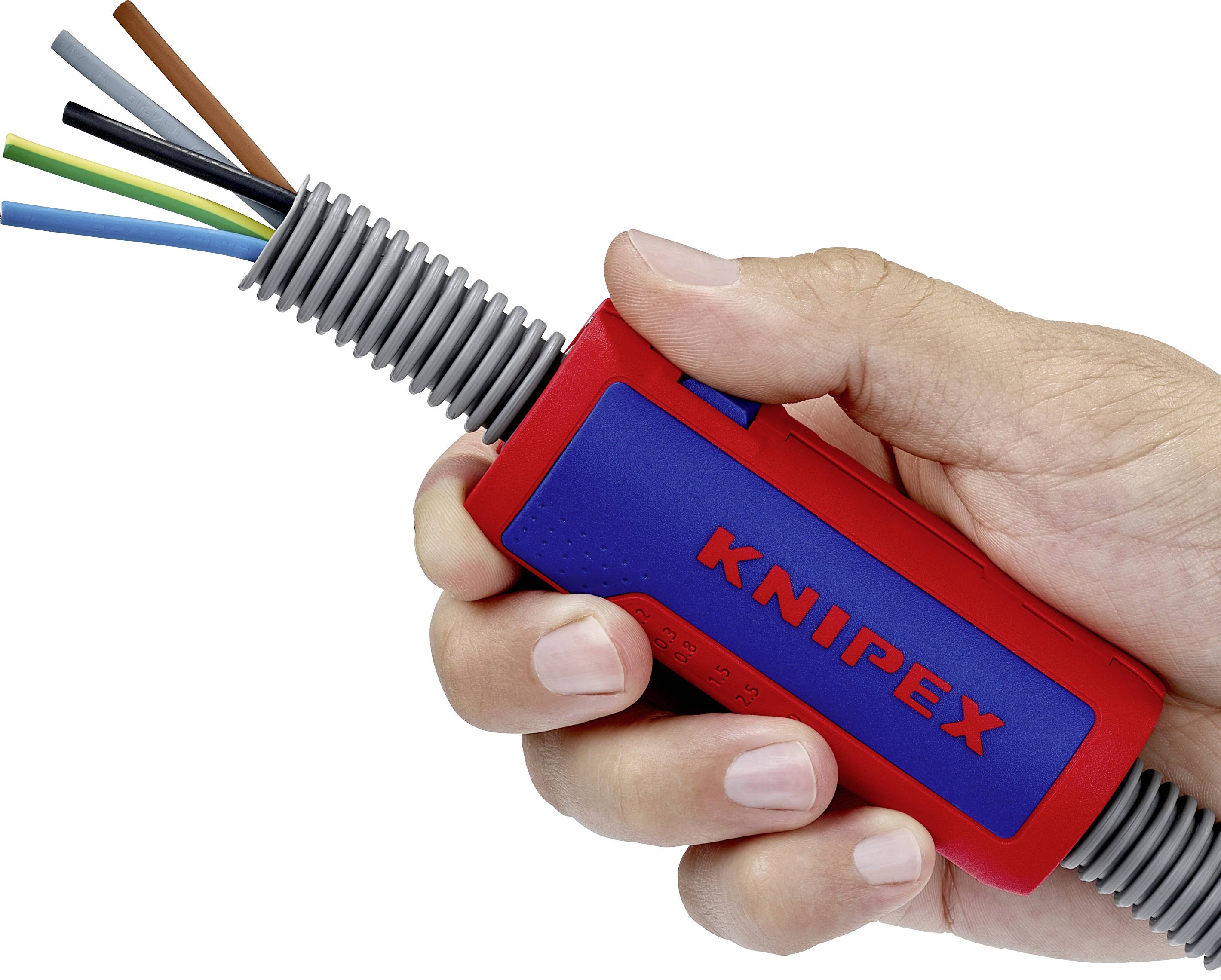 Jedna ręka trzyma szczypce do ściągania izolacji marki Knipex, która jest w trakcie zdejmowania izolacji z wielożyłowego przewodu.