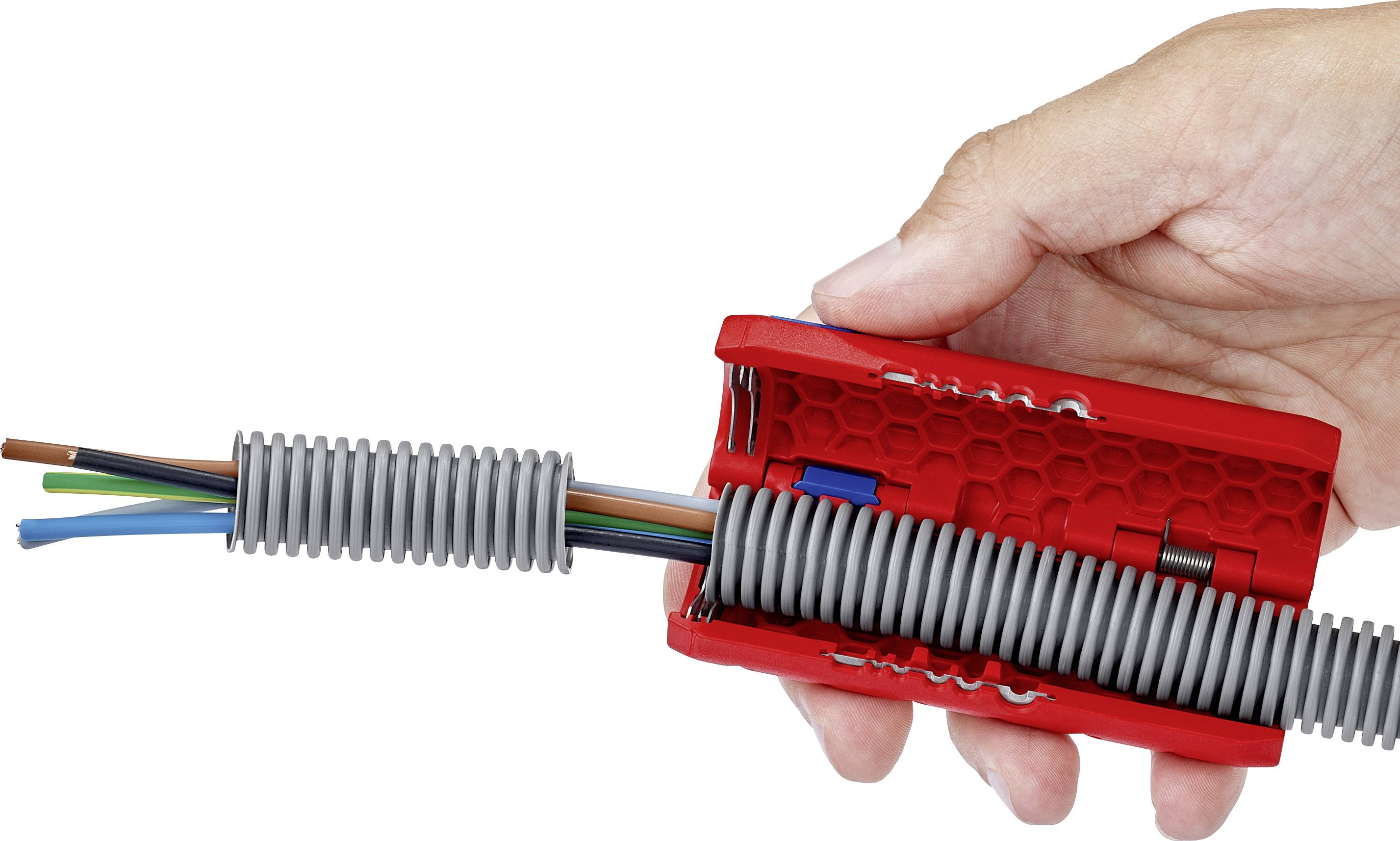 Dłoń trzyma czerwone złącze kablowe, w którym prowadzonych jest kilka izolowanych przewodów. Idealne do instalacji elektrycznych.