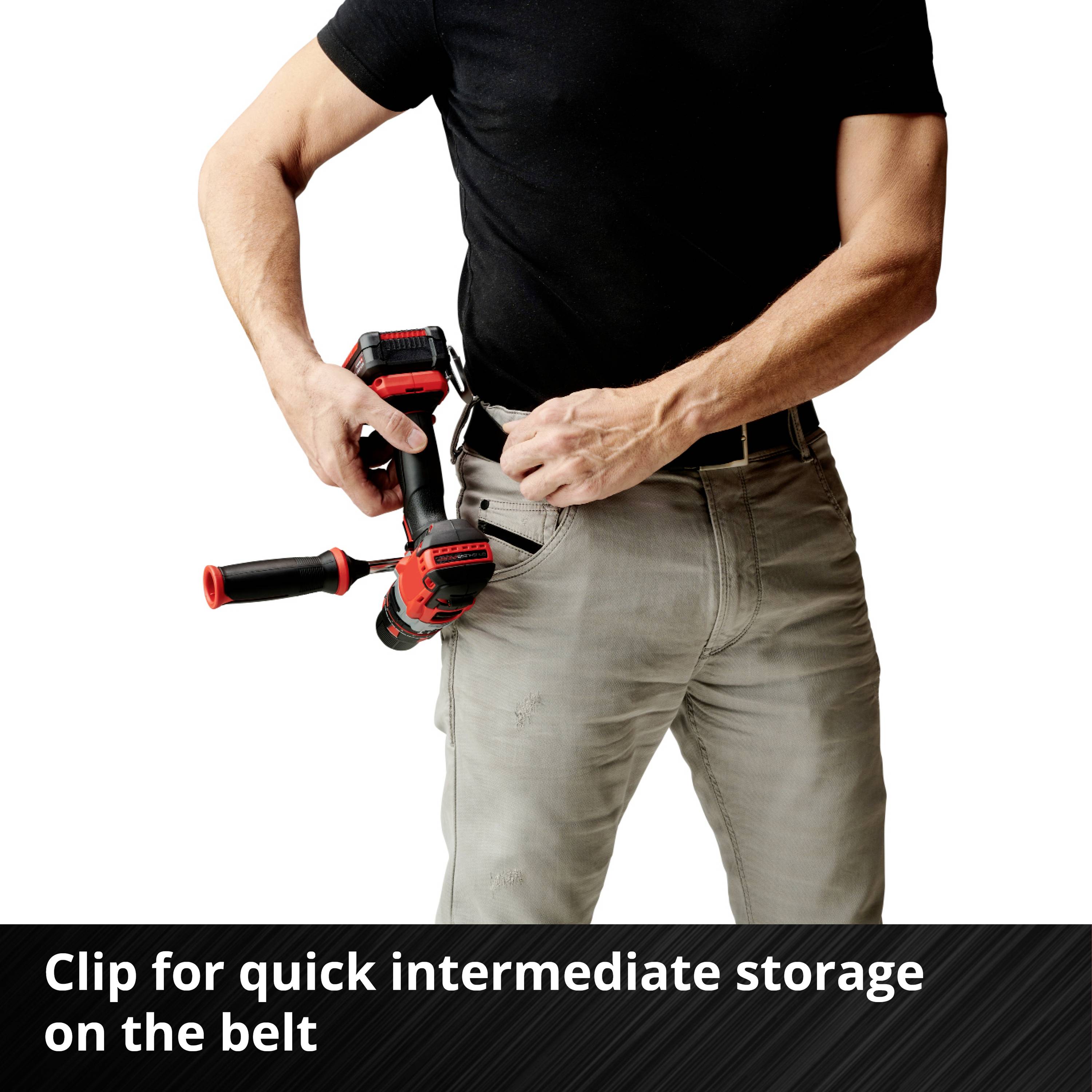 Osoba przypina narzędzie do pasa, aby mieć je szybko pod ręką. Nacisk położony jest na wygodę obsługi narzędzia.
