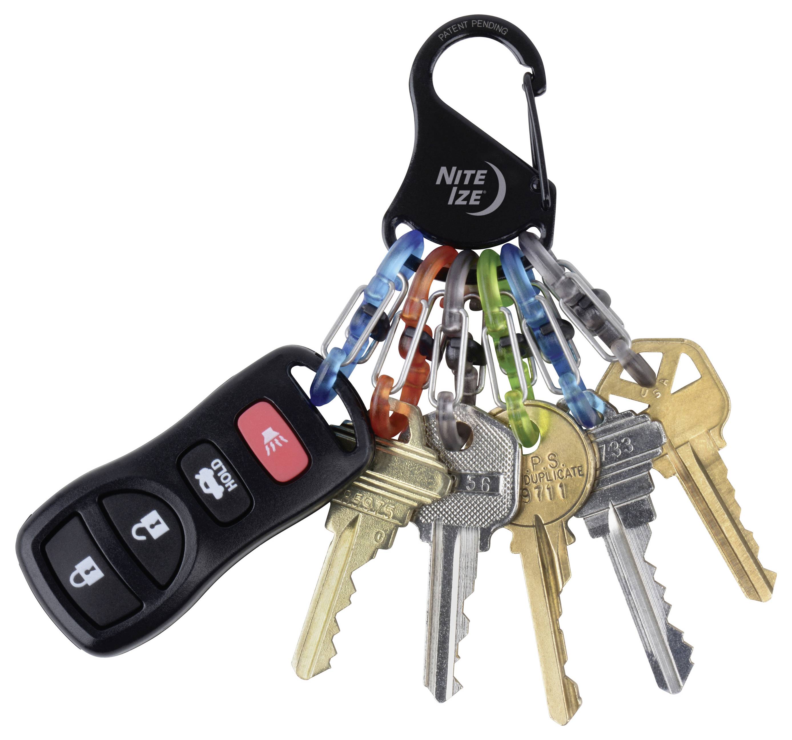 Czarny karabińczyk trzyma kilka kluczy i pilot samochodowy, prezentujący różne metaliczne kolory.