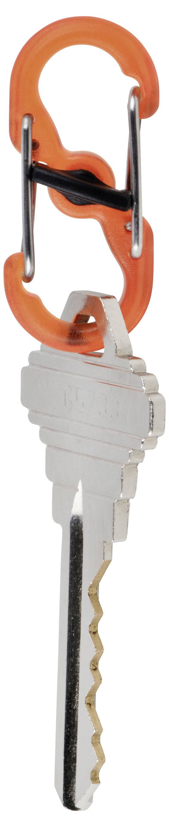 Srebrny klucz przypięty do pomarańczowego karabińczyka na białym tle.