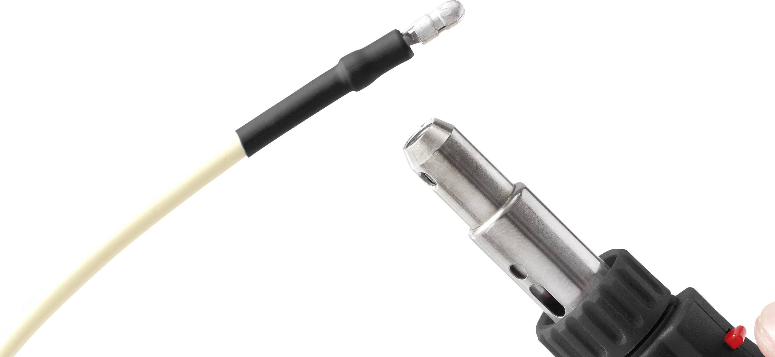 Przewód jest wprowadzany do złącza wtykowego.