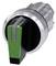 Przełącznik obrotowy z zielonym dźwignią w pozycji środkowej, w srebrnej obudowie. Odpowiedni do maszyn lub paneli sterujących.