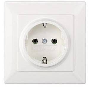 Biała wtyczka z dwoma gniazdami elektrycznymi w kwadratowej ramce, odpowiednia dla europejskich wtyczek.