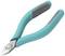 Turkusowe szczypce boczne z szarymi uchwytami, przeznaczone do cięcia drutu lub kabli. Na ostrzu widoczne są oznaczenia.