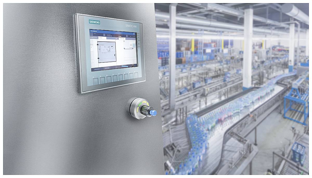 Linia produkcyjna w fabryce ze szczególnym uwzględnieniem urządzenia sterującego firmy Siemens. Różne stacje produkcyjne i przenośniki w tle.