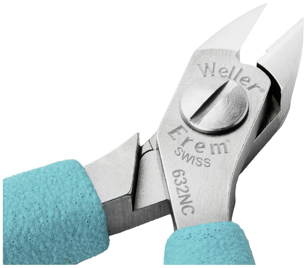 Zbliżenie srebrnych szczypiec z zielonym uchwytem, na których ostrzu widnieje napis 'Weller Erem SWISS 632NC'.