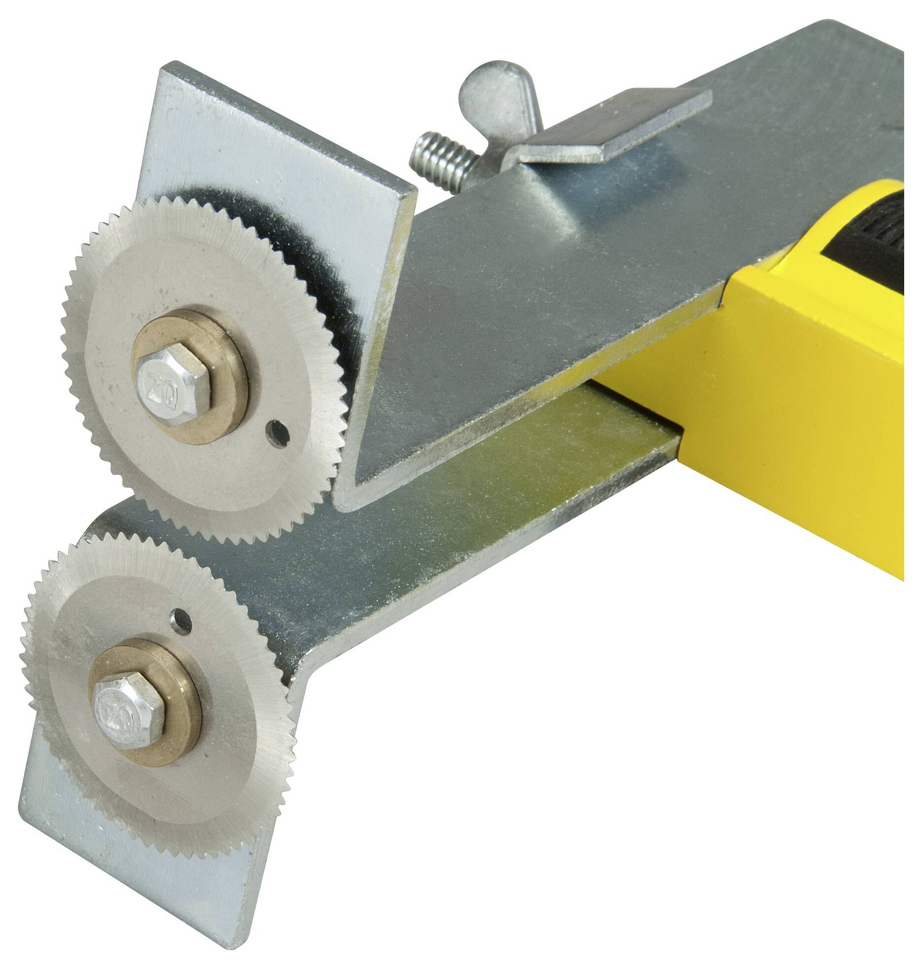 Narzędzie z obracającymi się kołami zębatymi zamontowanymi na metalowej podstawie umożliwia precyzyjne cięcie lub obróbkę.