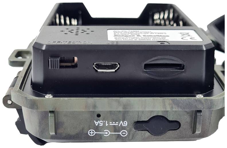 Zbliżenie elektronicznego urządzenia z przyłączami po jednej stronie, w tym złączem USB i slotem na kartę pamięci.