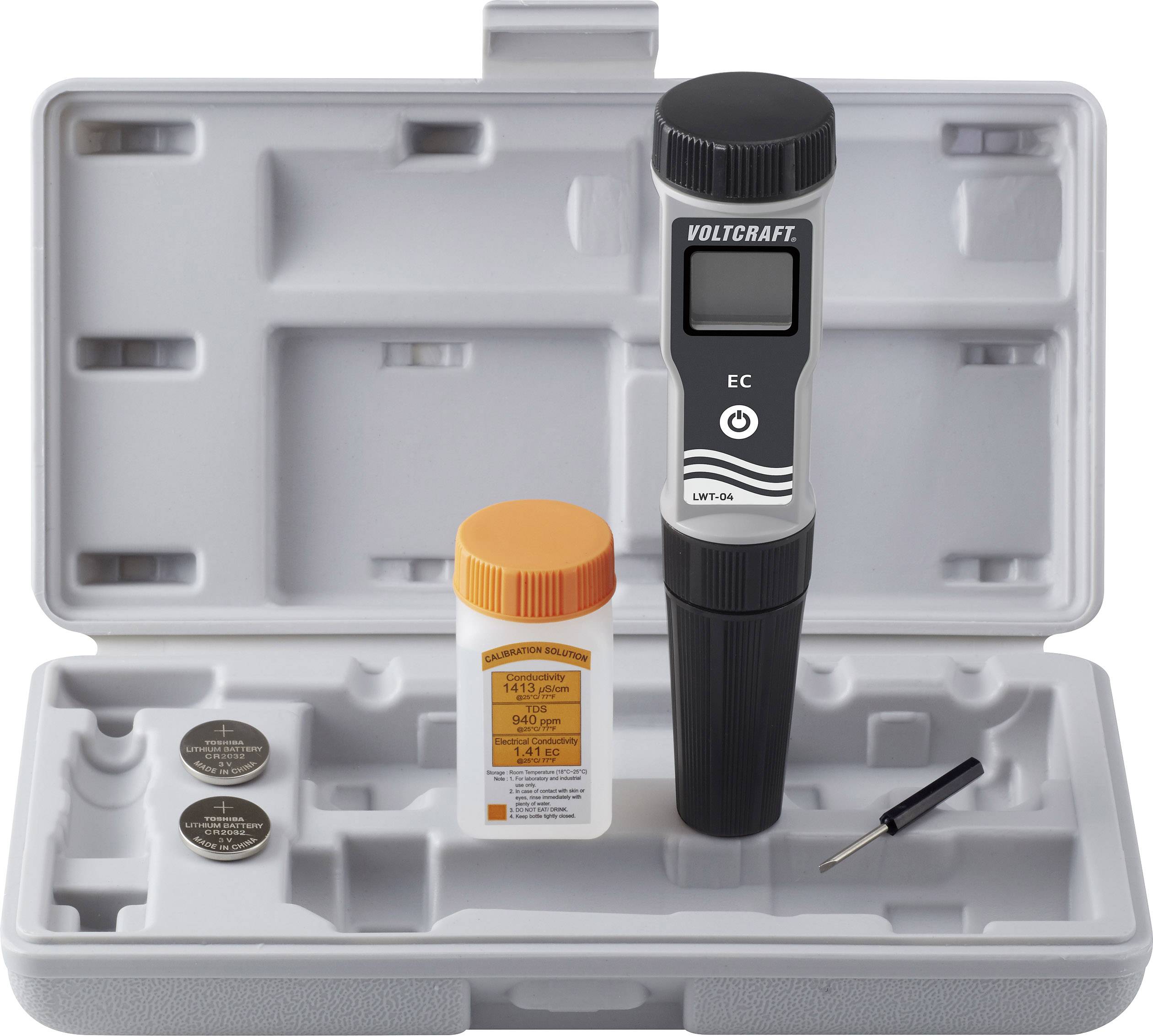 Twardy kufer z miernikiem jakości wody, bateriami, śrubokrętem i butelką z odczynnikiem. Urządzenie mierzy przewodność elektryczną.