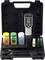 Zestaw testowy do badania jakości wody z cyfrowym miernikiem, trzema butelkami chemikaliów, dwoma bateriami, śrubokrętem i akcesoriami w walizce.