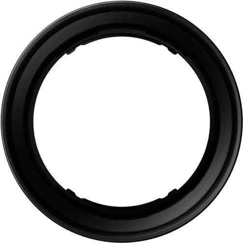 Czarny, okrągły pierścień na białym tle. Pierścień ma równomierną grubość i błyszczącą powierzchnię.