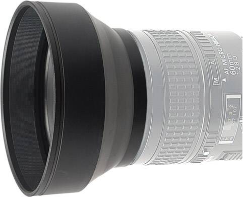 Obiektyw aparatu fotograficznego z osłoną przeciwsłoneczną. Posiada srebrno-czarną teksturę, idealny do fotografii makro.