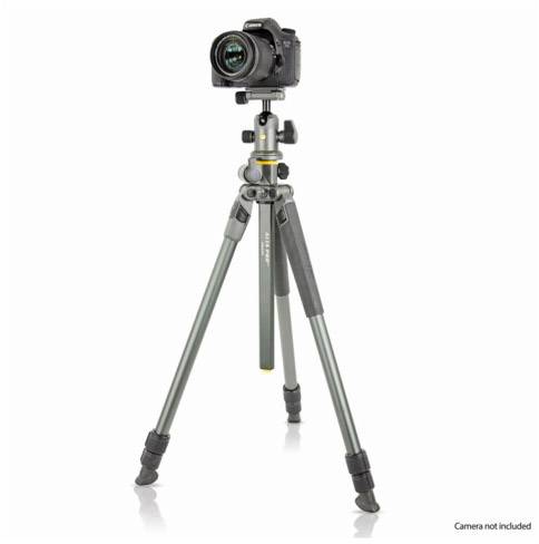 Czarna kamera umieszczona na stabilnym, rozkładanym statywie trójnożnym, na białym tle.