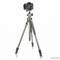Czarna kamera umieszczona na stabilnym, rozkładanym statywie trójnożnym, na białym tle.