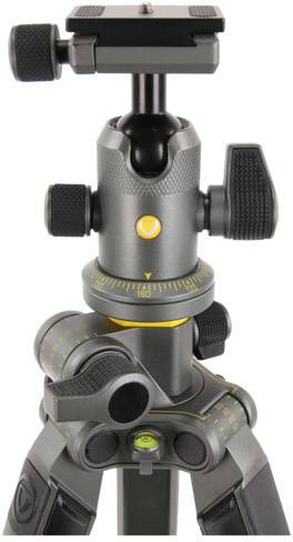 Głowica statywu z pokrętłami nastawczymi i poziomnicą do precyzyjnego ustawienia i stabilizacji kamery.