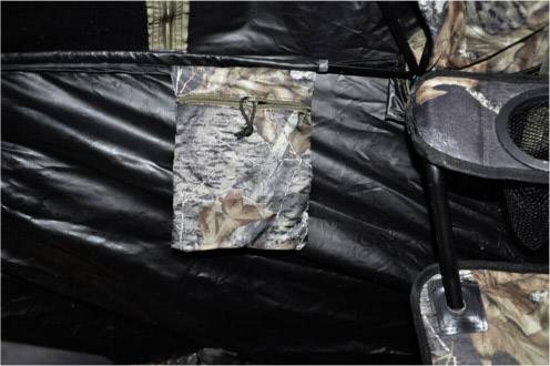 Dyskretna, maskująca torba na czarnym tle namiotu, idealna do ukrytego przechowywania małych przedmiotów.