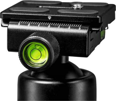 Głowica statywu fotograficznego z poziomicą w kolorze zielonym na pierwszym planie; wskazuje skalę od 0 do 7 na czarnym metalowym tle.