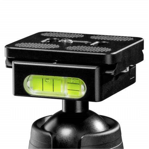 Głowica statywu z wbudowaną poziomicą, która umożliwia precyzyjne poziomowanie. Czarna, prostokątna, z zieloną ampułką.