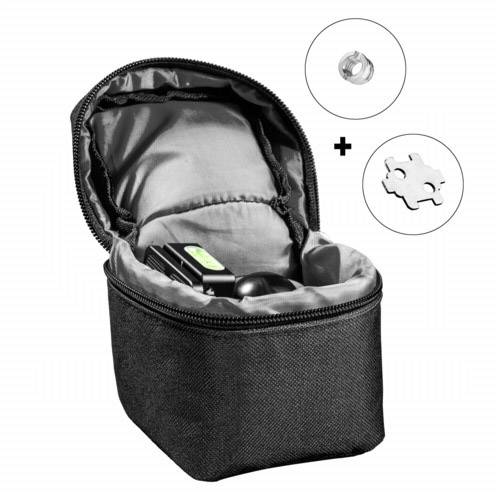 Otwarta czarna torba prezentuje bąbel powietrzny kamery i akcesoria. Obok przedstawione są dwie małe, okrągłe części.