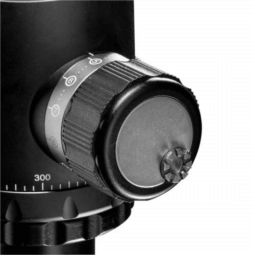 Zbliżenie pokrętła lunety celowniczej z oznaczeniami odległości. Pokrętło jest czarne z ząbkowanymi krawędziami, umożliwiającymi precyzyjne regulacje.
